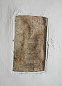 Historische Gedenktafel an einer weiß getünchten Wand in Bath, Somerset, UK