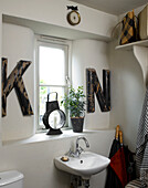 Große Buchstaben 'K' und 'N' in der Garderobe eines Hauses in Gloucestershire, England, UK