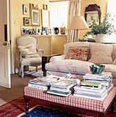 Wohnzimmer im Landhausstil mit Sofa und Stuhl aus geblümten Stoffen