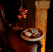 Warmes und gemütliches Vintage-Wohnzimmer mit Kamin, Mince Pies und Weihnachtsschmuck