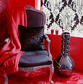Detail einer rot-schwarzen Wohnzimmerecke