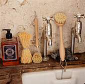 Küchenspüle und Wasserhähne mit Spülbürsten und Seife