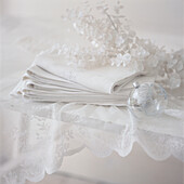 Tischplatte mit weißem, zartem Weihnachtsschmuck