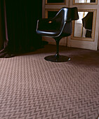 Gemusterter Teppich mit Vintage-Retro-Stuhl