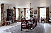 Esstisch und Stühle aus poliertem Holz in einem Landhaus in Wiltshire, England, UK