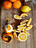 Geschälte Orangen mit Zitrone für Marmelade in Southend-on-sea, Essex, England, Vereinigtes Königreich