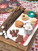 Marshmallows und Schokolade auf Kiste in Lagerfeuer Vorbereitung London England UK