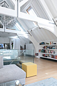 Offenes Wohnzimmer mit Glasgeländer in einem umgebauten Londoner Gerichtsgebäude UK