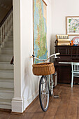 Fahrrad mit Packtasche und Klavier in Eingangshalle mit hängender Karte