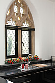 Küche mit Kirchenfenster