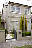 Umzäunter Garten und Vorderfassade eines Hauses in Sydney Australien