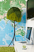 Künstlicher Baum als Stehlampe und Landkarte mit Plasmabildschirm in einer Wohnung in Sydney, Australien