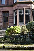 Erkerfenster und Eingangstür mit Stufen Schottisches Wohnhaus UK