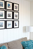 Kunstwerk über dem Sofa in einem modernen Strandhaus in Weymouth, Dorset, UK