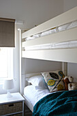 Kuscheltier und Decke auf Etagenbett in modernem Strandhaus in Weymouth, Dorset, UK