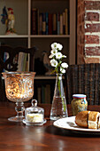 Beleuchtete Kerze mit Knoblauchbrot und Senf auf dem Esstisch in einer Doppelhaushälfte UK