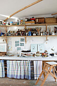 Stufenleiter und Werkbank im Atelier eines Hausboots in Bembridge, Isle of Wight, UK