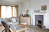 Hellgraues Sofa mit Sideboard aus hellem Holz im Wohnzimmer in Ryde, Isle of Wight, Großbritannien