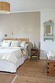 Doppelbett in einem Zimmer mit Holzdielenboden in einem Haus in Ryde, Isle of Wight, UK