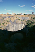 Das große Loch im Kimberley-Bergbaumuseum am Nordkap in Südafrika