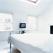 White minimal bedroom