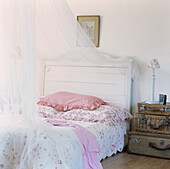 Romantisches Schlafzimmer mit Netz