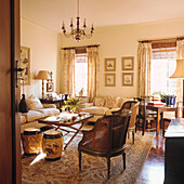 Traditionelles Wohnzimmer mit gestreiften Sofas