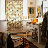 Arbeitszimmer mit bedruckten Textilien und Möbeln aus den fünfziger Jahren