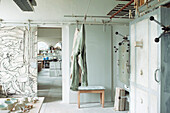 Großes, offenes, weißes, modernes Keramikatelier mit Schiebetüren als Trennwand