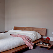 Maßgefertigtes Doppelbett und niedriger Tisch aus laminiertem Hartholz