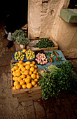 Draufsicht auf frisches Obst und Gemüse mit Knoblauch an einem Marktstand in der Medina von Fez, Marokko