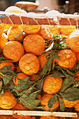 Frische Orangen in einer Kiste an einem Marktstand in der Medina von Fez, Marokko