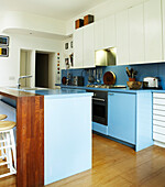 Offene Küche in Blau mit Kücheninsel