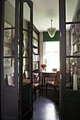 Grau gestrichene Bibliothek mit eingebauten Regalen im Flur