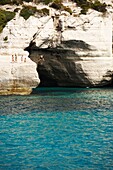 Szenen von Menorca - Höhle in den Klippen