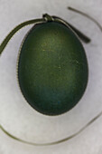 Einzelne gefärbte grüne Eier mit Schleife