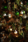 Weihnachtsbaumschmuck mit Dekoration und Lichterketten