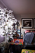 Weißer Weihnachtsbaum im Schlafzimmer