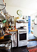 Weißer Gaskochherd in rustikaler Küche eines Hauses in Evershot, Dorset, Kent, UK