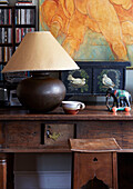 Elefantenornament und Lampe auf Holzkonsole im Haus in Evershot, Dorset, Kent, UK