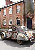 Oldtimer vor dem Backsteinhaus in Evershot, Dorset, Kent, UK
