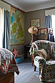 Häkeldecke auf Sessel im Schlafzimmer des Hauses der Familie Rye, East Sussex, England, Vereinigtes Königreich