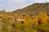 Kleines Dorf inmitten von Ackerland im Alhama-Tal in Andalusien
