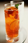 Finnischer Sommer-Bool-Cocktail aus Apfelwein, Limonade und Wodka, garniert mit Erdbeeren, Himbeeren und Minze