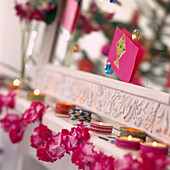 Weihnachten Kaminsims Detail mit Kerzen Spiegel und rosa Girlanden