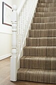 Teppichboden im Treppenhaus mit Geländer London England