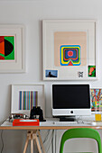 PC-Bildschirm und moderne Kunst im zeitgenössischen Heimbüro, Lewes, East Sussex, England, UK