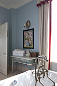 Gefaltete Handtücher auf dem Tisch im hellblauen Badezimmer, Landhaus Tiverton, Devon, England, UK