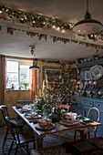 Gedeckter Esstisch für das Weihnachtsessen in Benenden cottage, Kent, England, UK