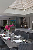 Hellgraue offene Küche und Esszimmer in einem modernen Haus in Haywards Heath, West Sussex, England, UK